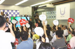 学内では応援団のエールに合わせて同級生，職員らが応援