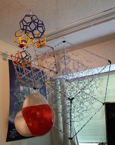 研究室に飾られた分子模型