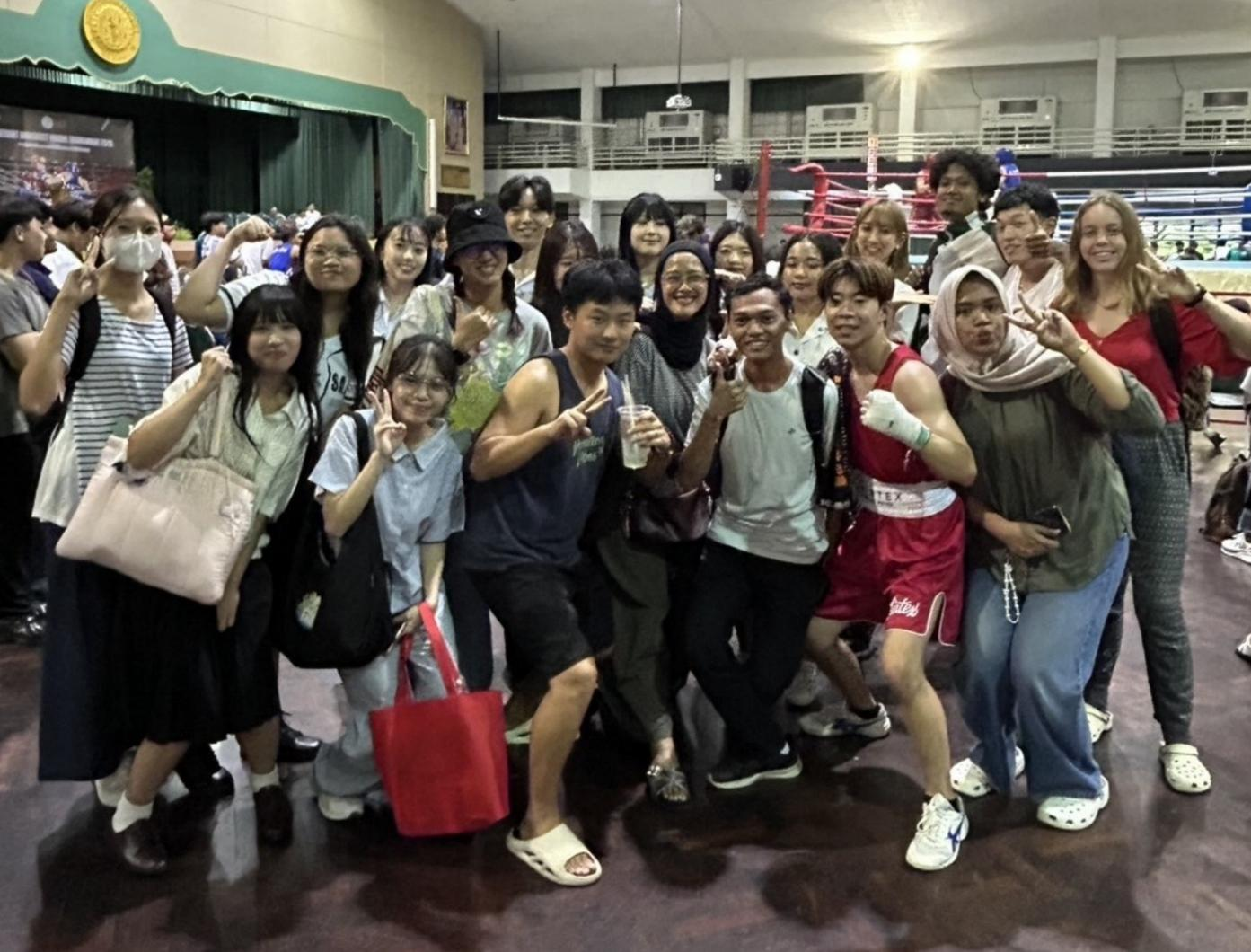 仲間に囲まれて