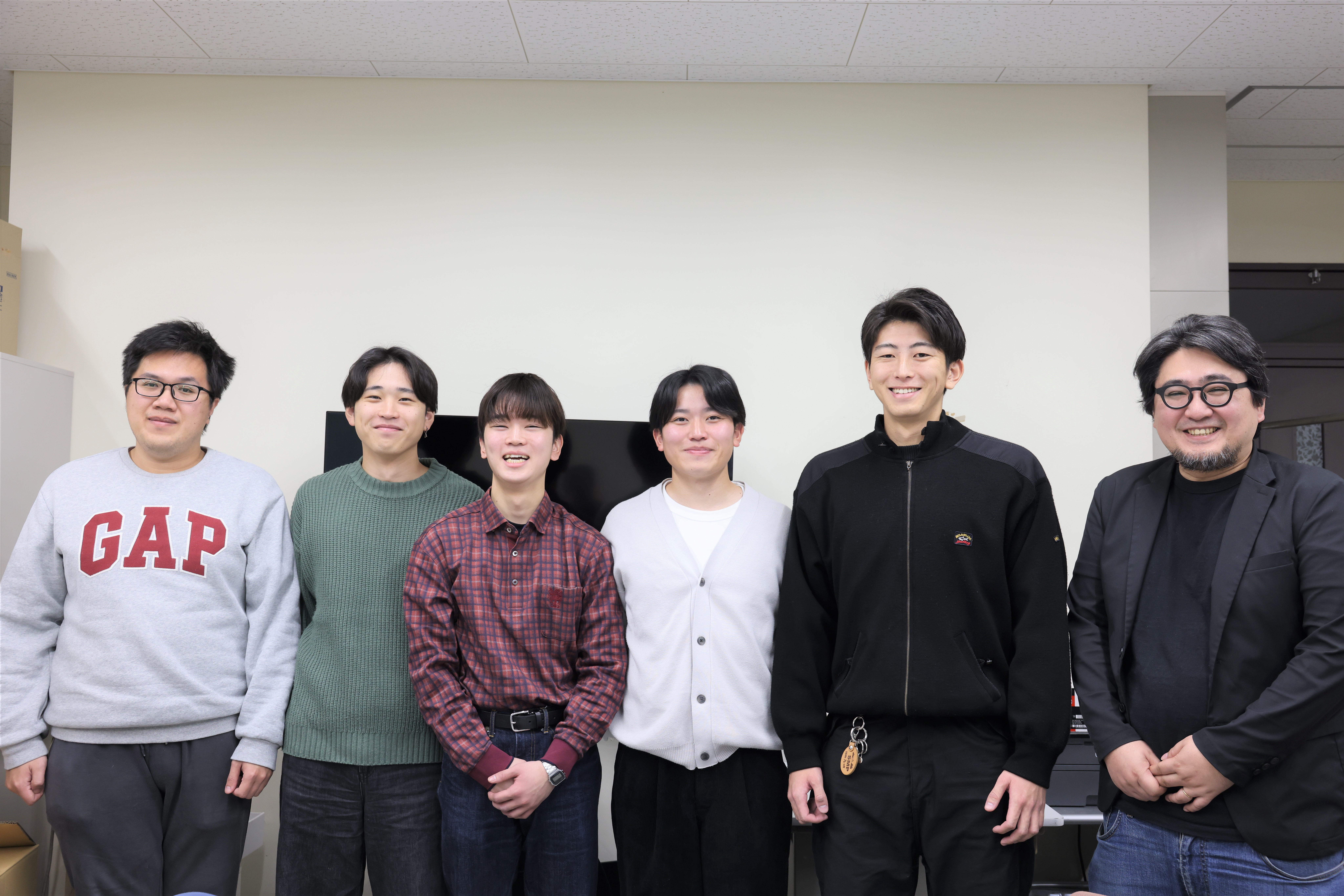 海外調査を行った学生たち（右：堀准教授）