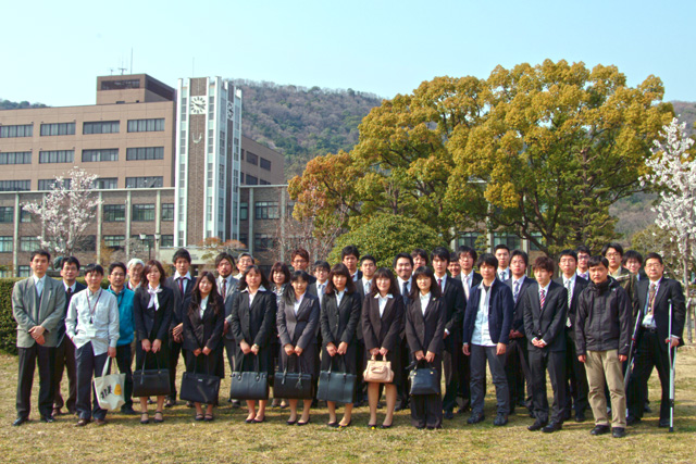 理学部玄関前で記念撮影