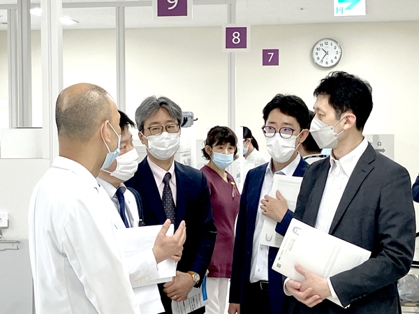 文部科学省高等教育局医学教育課の日比謙一郎課長が岡山大学病院を訪問されました