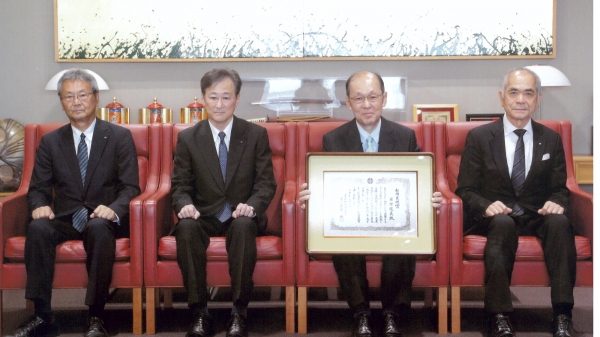 消化器外科学の藤原俊義教授（消化管外科診療科長）が「第30回松岡良明賞」を受賞しました