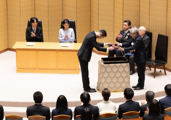 冨樫庸介教授が第22回日本学術振興会賞ならびに日本学士院学術奨励賞授賞式に出席