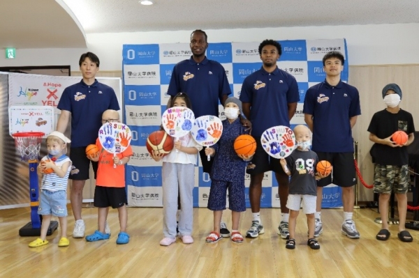 トライフープ岡山の選手と小児病棟の患者さんとの交流会を開催しました