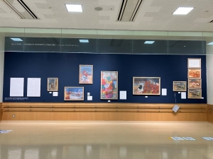 総合診療棟1階に完成した国吉康雄模写作品の展示
