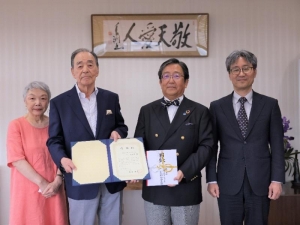 （左から）形山ご夫妻，那須学長，前田病院長