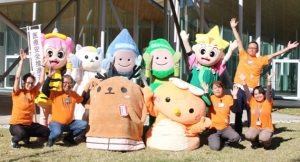 昨年のイベントに参加したゆるキャラたちと医療安全管理部職員