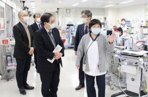ICUで医療現場の様子を視察する松尾氏（左から3人目）
