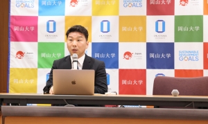 岡山大学定例記者発表で発表する福井助教