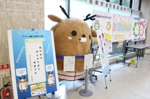昨年のポスター展示，鹿田遺跡概要 紹介の様子