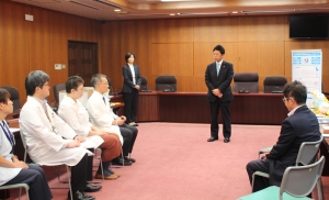塚原教授はじめ，小児科，小児血液・腫瘍科関係者が出席した贈呈式