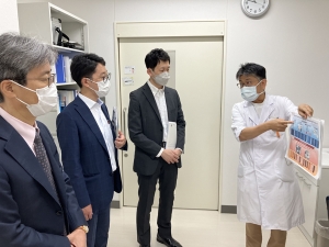 前田病院長(左端)とともに医療支援歯科治療部を視察