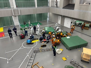 4階フロアを地下現場に見立て救助隊が傷病者を救助