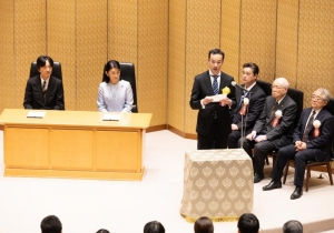 受賞者代表あいさつをする冨樫教授