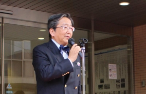 あいさつする那須学長