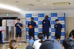 質問に答える選手たち（左から横川選手，フォファナ選手，ソウ選手，笠井選手）