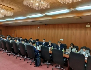 取り組み内容を聞く関係者