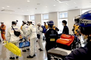 地上現場から救助に向かう消防隊や救急救命士ら