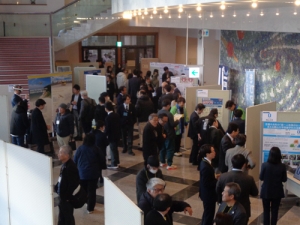 賑わいを見せる事業者ブース